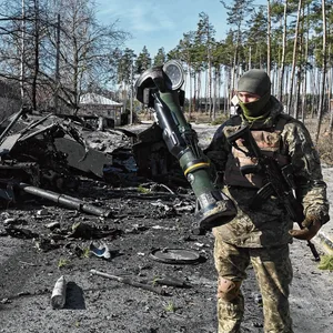 Ein ukrainischer Soldat hält eine Panzerabwehrwaffe in der Hand, mit der er kurz zuvor in Irpin nahe Kiew einen russischen Panzer zerstört hat.