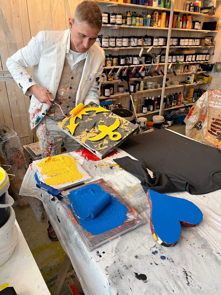 Frank Bürmann bedruckt T-Shirts in Blau und Gelb