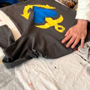 Blau-gelb bedrucktes T-Shirt von The Art of Hamburg