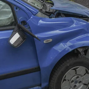 Ein Autofahrer knallt gegen eine Mauer