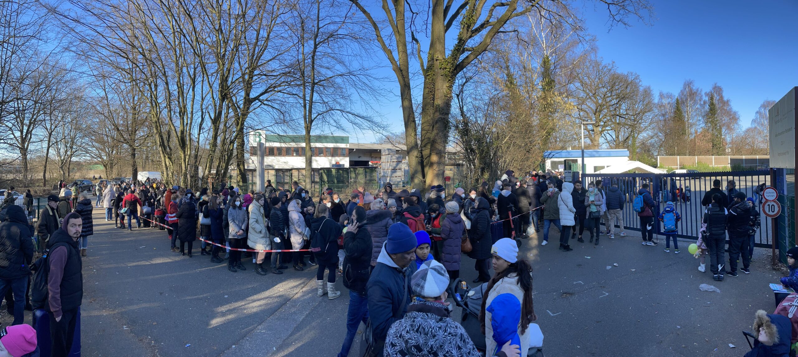 Eine Menschenschlange vor der Zentralen Erstaufnahme in Rahlstedt. Im Gebäude selbst warten noch viele weitere Menschen.