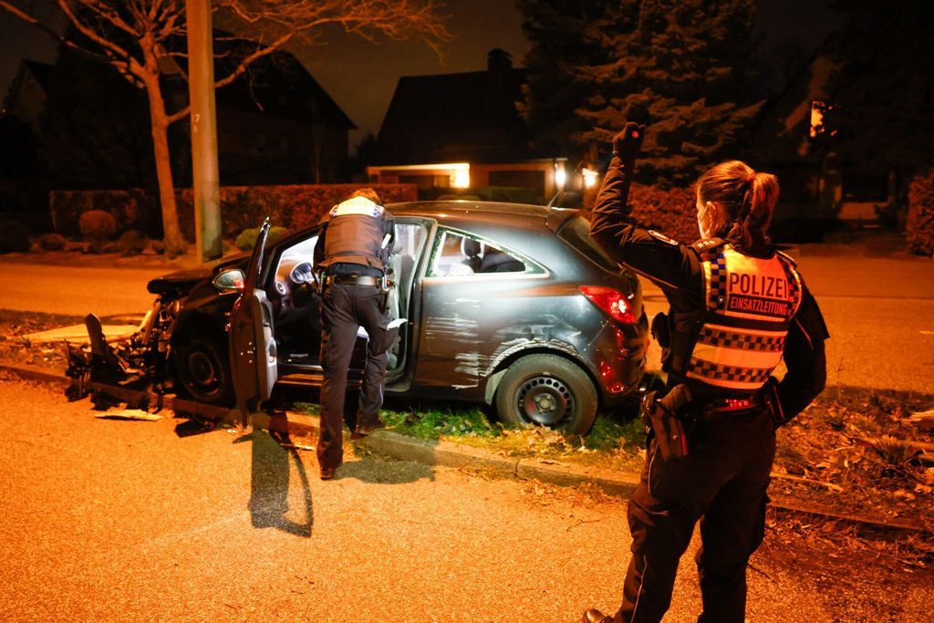 Polizisten begutachten den am Unfall beteiligten Wagen.