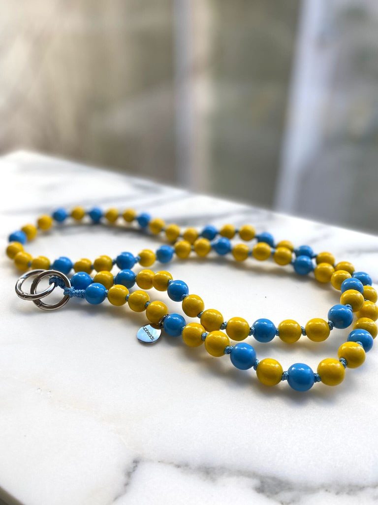 Handykette aus blauen und gelben Perlen.
