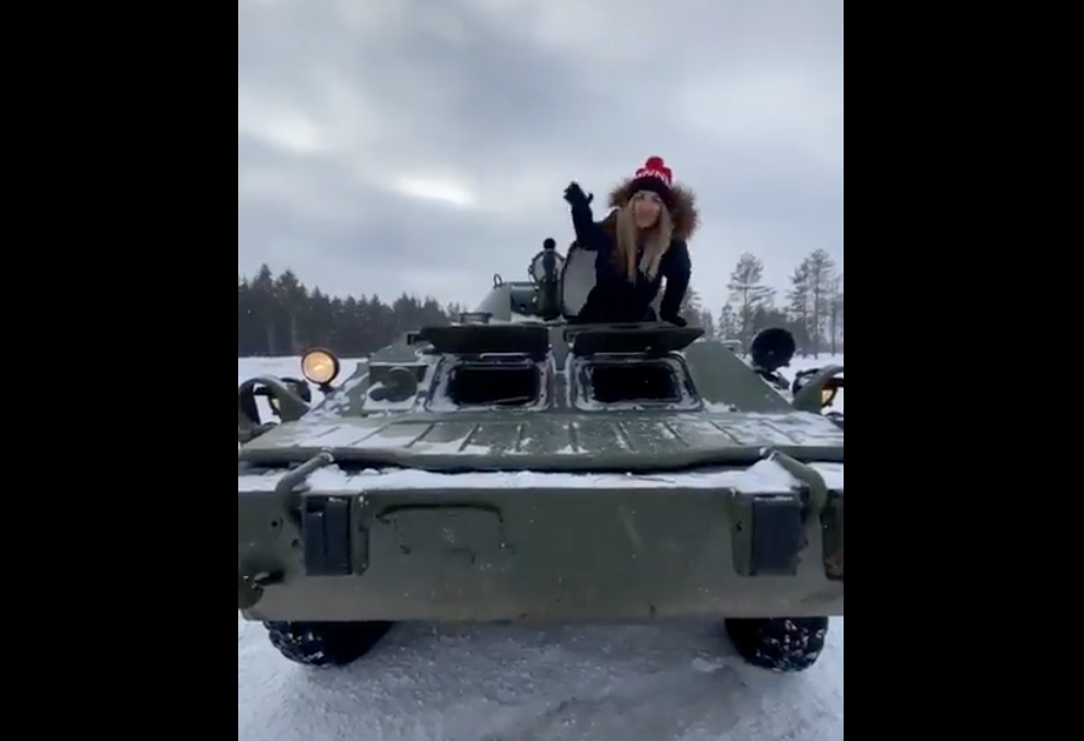 Wie bedient man einen russischen Panzer? Diese Ukrainerin erklärt es ihren Landsleuten auf Tiktok.