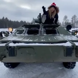 Wie bedient man einen russischen Panzer? Diese Ukrainerin erklärt es ihren Landsleuten auf Tiktok.