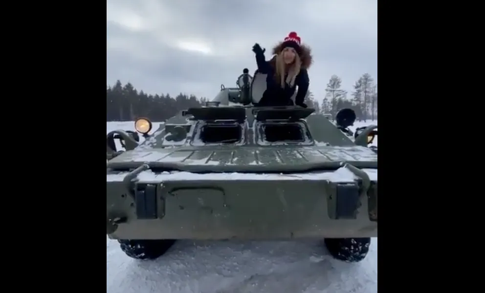 Wie bedient man einen russischen Panzer? Diese Ukrainerin erklärt es ihren Landsleuten auf Tiktok.