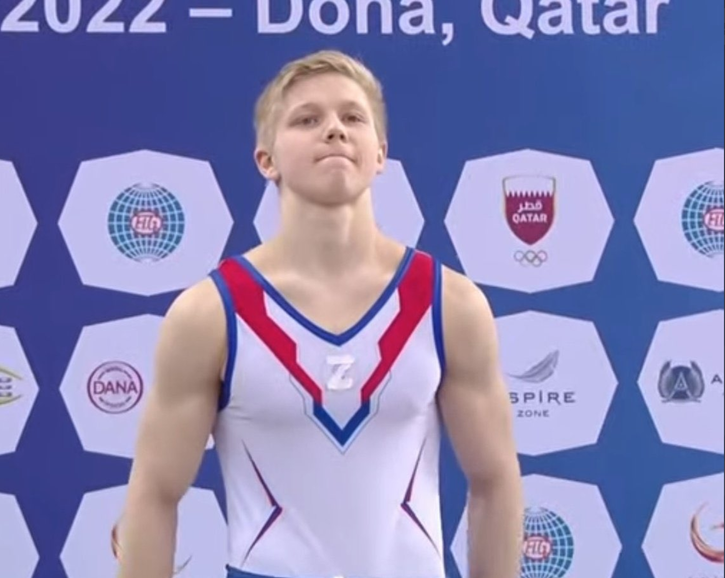 Ivan Kuliak bei der Siegerung in Doha, auf der Brust das „Z" zeigend
