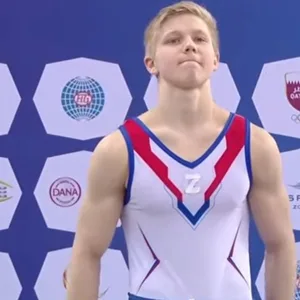 Ivan Kuliak bei der Siegerung in Doha, auf der Brust das „Z" zeigend