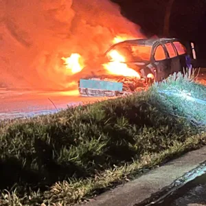 Kurz vor 23 Uhr geriet ein Gas-Auto im Norden während der Fahrt in Brand.