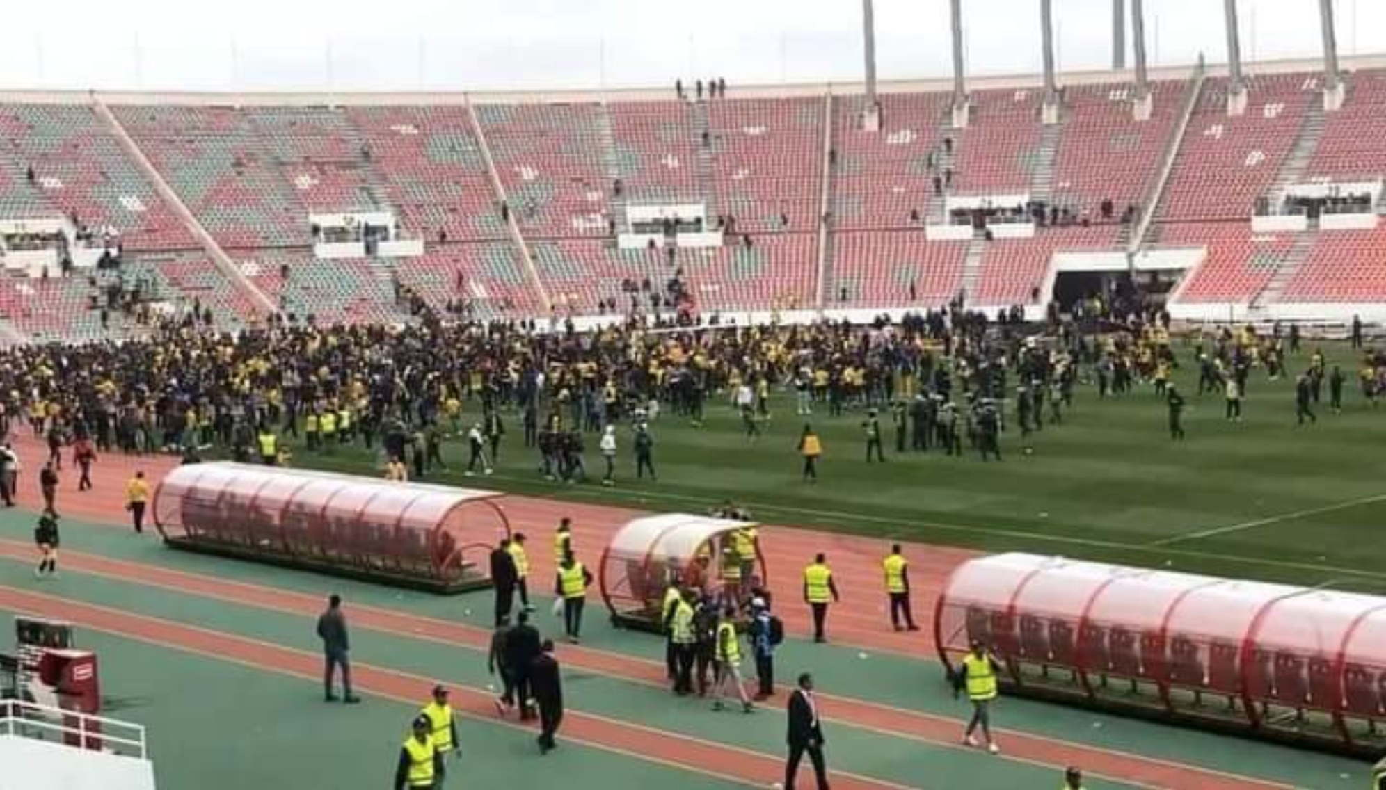 Rabat-Hooligans stürmen den Platz im heimischen Moulay Abdellah-Stadion.
