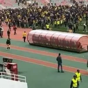 Rabat-Hooligans stürmen den Platz im heimischen Moulay Abdellah-Stadion.
