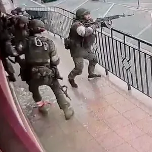 Videoaufnahmen der Überwachungskameras zeigen den Angriff der russischen Soldaten auf den Wohnkomplex in Hostomel.