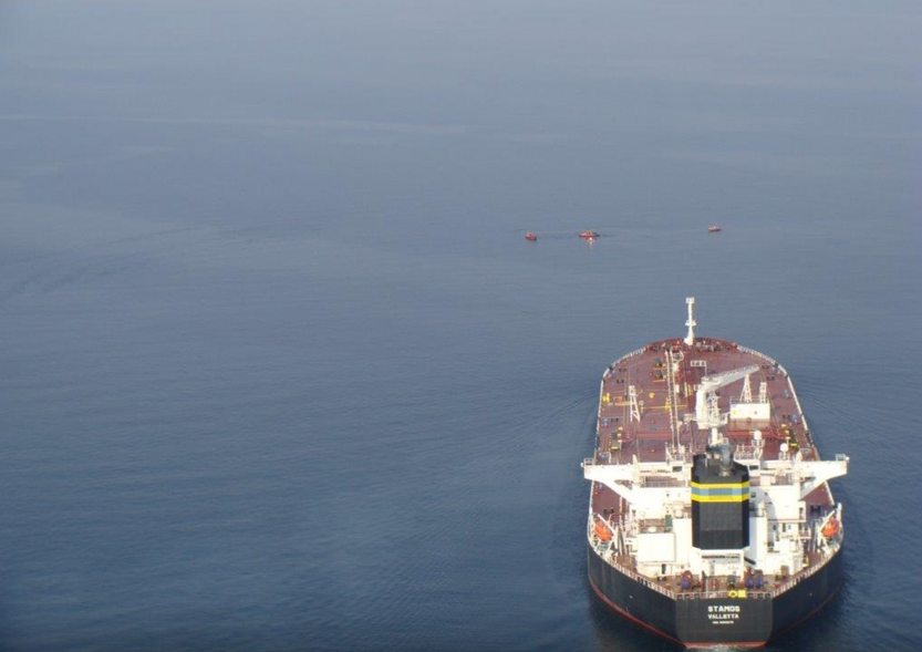 Greenpeace-Aktivisten versperrten einem Tankschiff auf Schlauchbooten den Weg – und erzwangen ein gefährliches Ausweichmanöver.