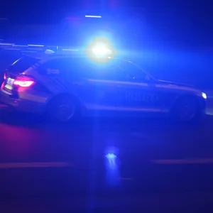 Polizei mit Blaulicht (Symbolfoto)