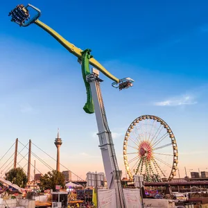 Chaos Pendel, Propeller, der Fahrgäste in 43 Metern Höhe hin und her schleudert