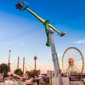 Chaos-Pendel, neues Fahrgeschäft, auf dem Hamburger Dom