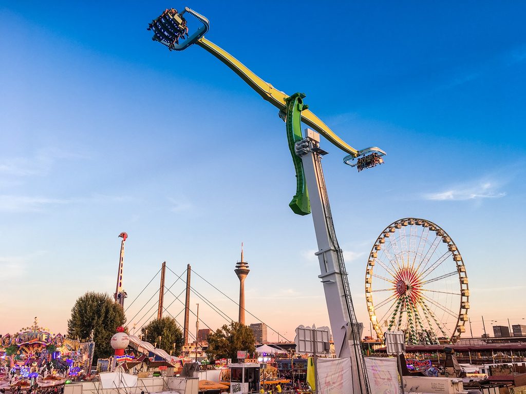 Chaos-Pendel, neues Fahrgeschäft, auf dem Hamburger Dom