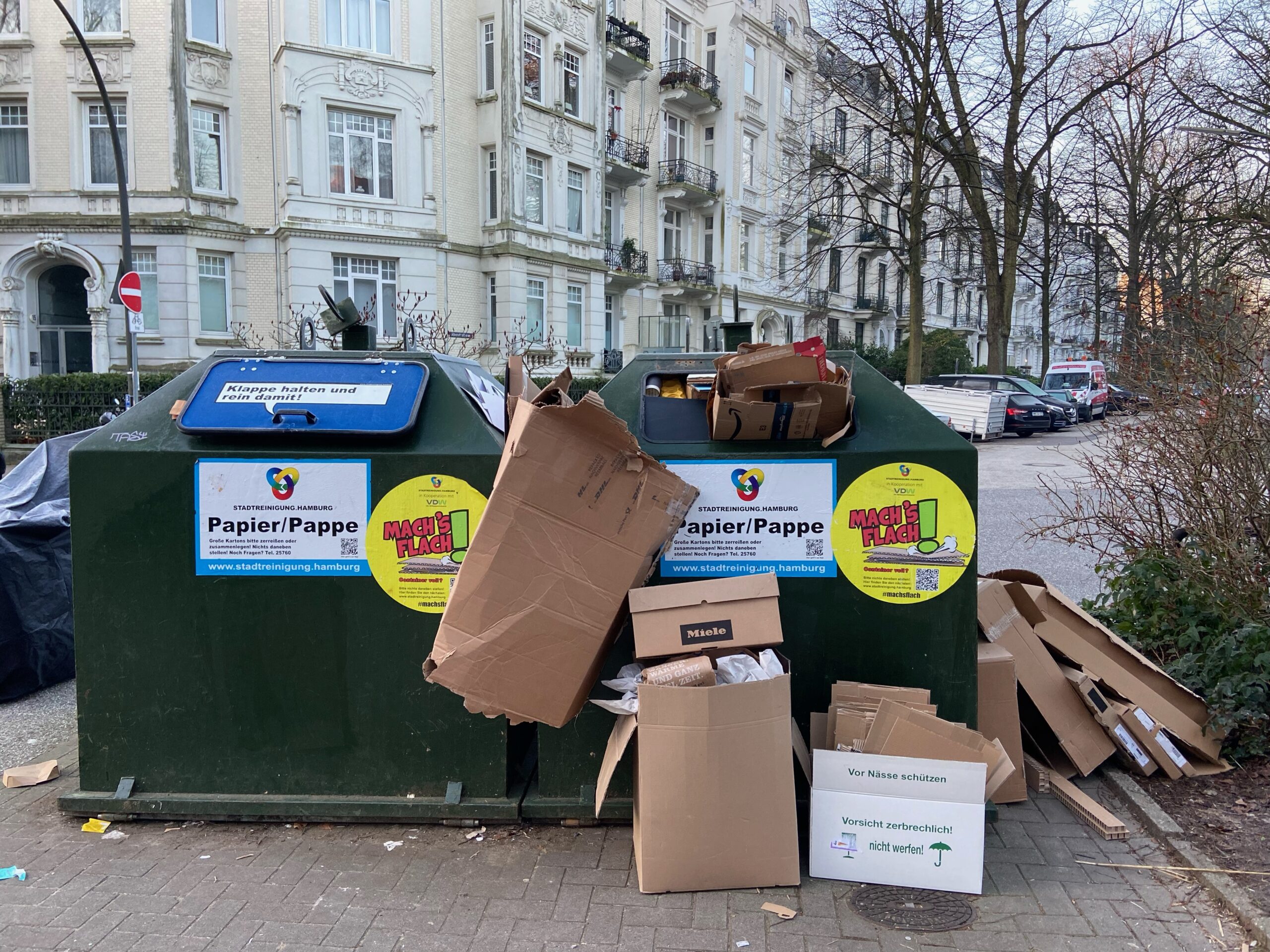 Die Altpapier-Container in der Curschmannstraße 12: Den Müll so neben die Container zu stellen ist eigentlich verboten - auch, wenn sie voll sind.