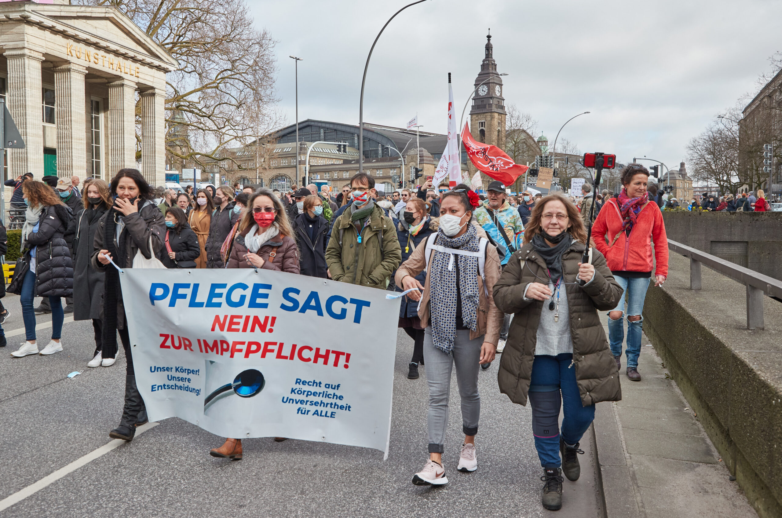 Teilnehmer der Corona-Demonstration „Wir schützen die Verfassung!“ auf dem Glockengießerwall in Hamburg.