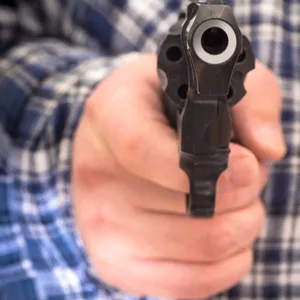 Gangster überfielen einen schlafenden Mann in seiner Wohnung (Symbolfoto).