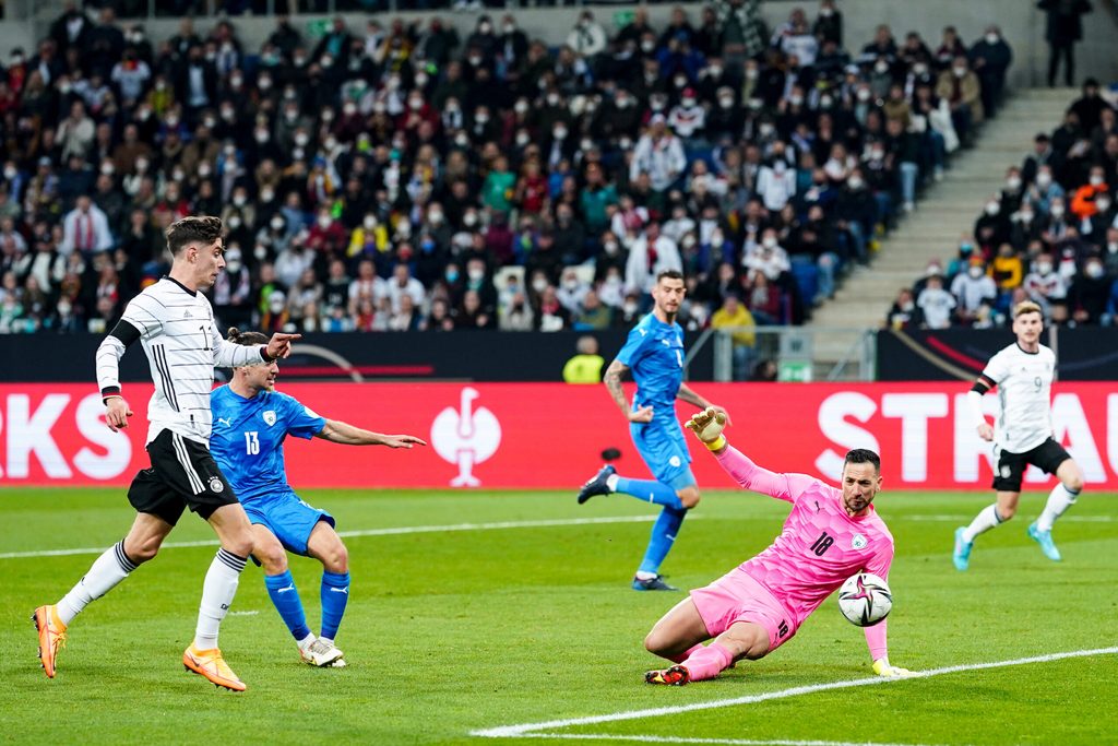 Deutschlands Kai Havertz (l) erzielt das 1:0 gegen Israels Torhüter Ofir Marciano.