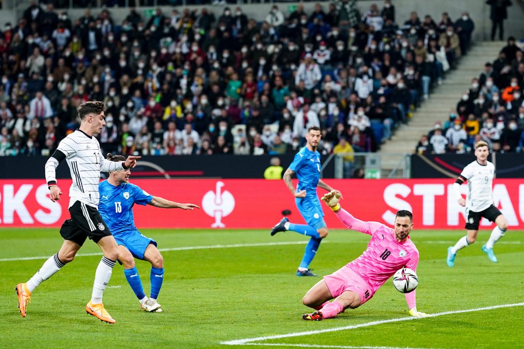 Deutschlands Kai Havertz (l) erzielt das 1:0 gegen Israels Torhüter Ofir Marciano. 