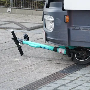 Der E-Scooter blieb unter dem Lkw stecken.