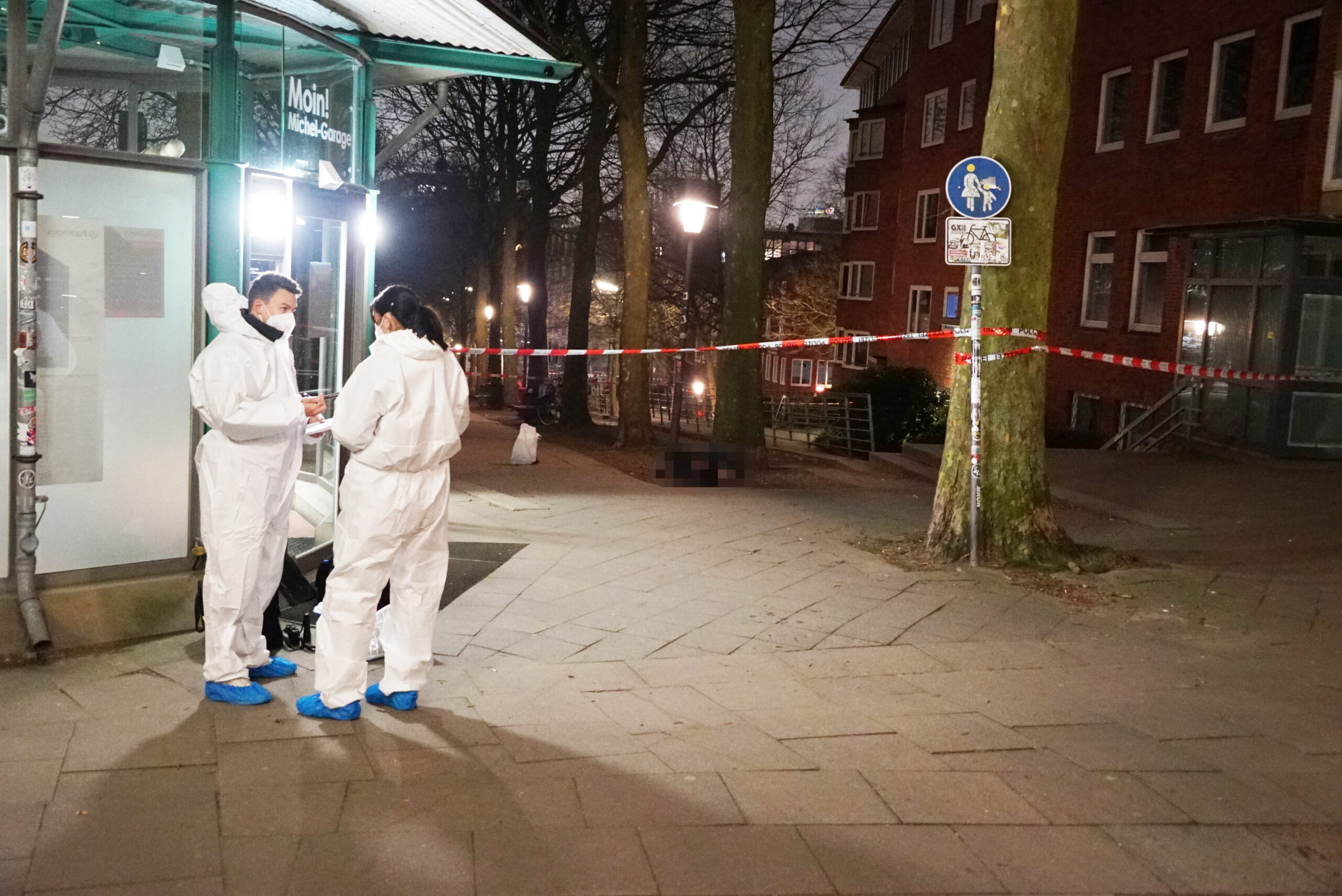 Der Tatort in der Neustadt: An der Michel-Wiese wurde die Leiche eines Mannes gefunden. Die Mordkommission ermittelt.