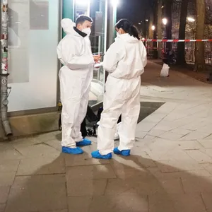 Der Tatort in der Neustadt: An der Michel-Wiese wurde die Leiche eines Mannes gefunden. Die Mordkommission ermittelt.