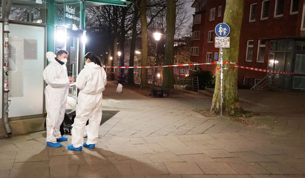 Der Tatort in der Neustadt: An der Michel-Wiese wurde die Leiche eines Mannes gefunden. Die Mordkommission ermittelt.