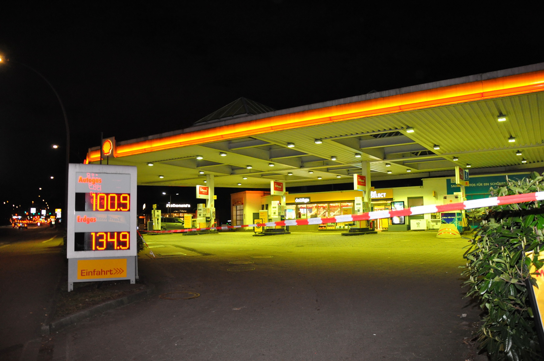 Die Shell-Tankstelle an der Kollaustraße in Hamburg-Niendorf.