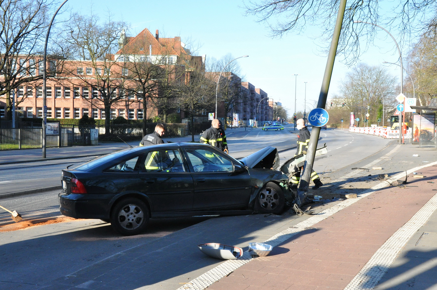 In Hamburg-Stellingen krachte ein Auto gegen einen Laternenmast - die Bremse soll versagt haben.