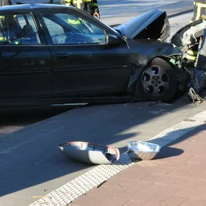In Hamburg-Stellingen krachte ein Auto gegen einen Laternenmast - die Bremse soll versagt haben.