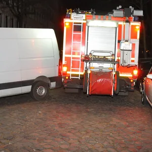 Die Straße war so zugeparkt, dass die Feuerwehr beim Durchfahren Autos beschädigte.