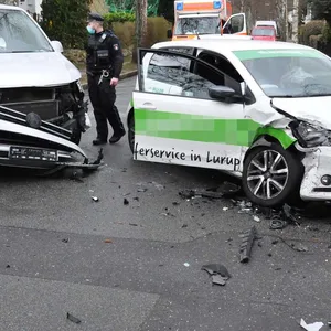 Die Unfallstelle in Lurup. Die Fahrerin des Pizza-Dienstes wurde schwer verletzt.