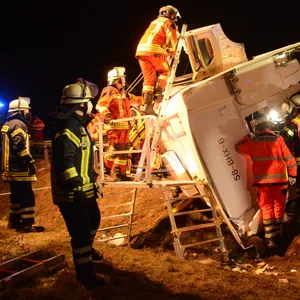 Rettungskräfte bergen Lkw-Fahrer