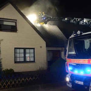 Teile des Dachs des Einfamilienhauses in Linde mussten abgenommen werden, um mehrere Brandnester zu löschen. Das Haus ist nun unbewohnbar.