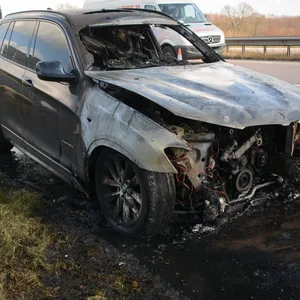 Ausgebranntes Auto auf A24