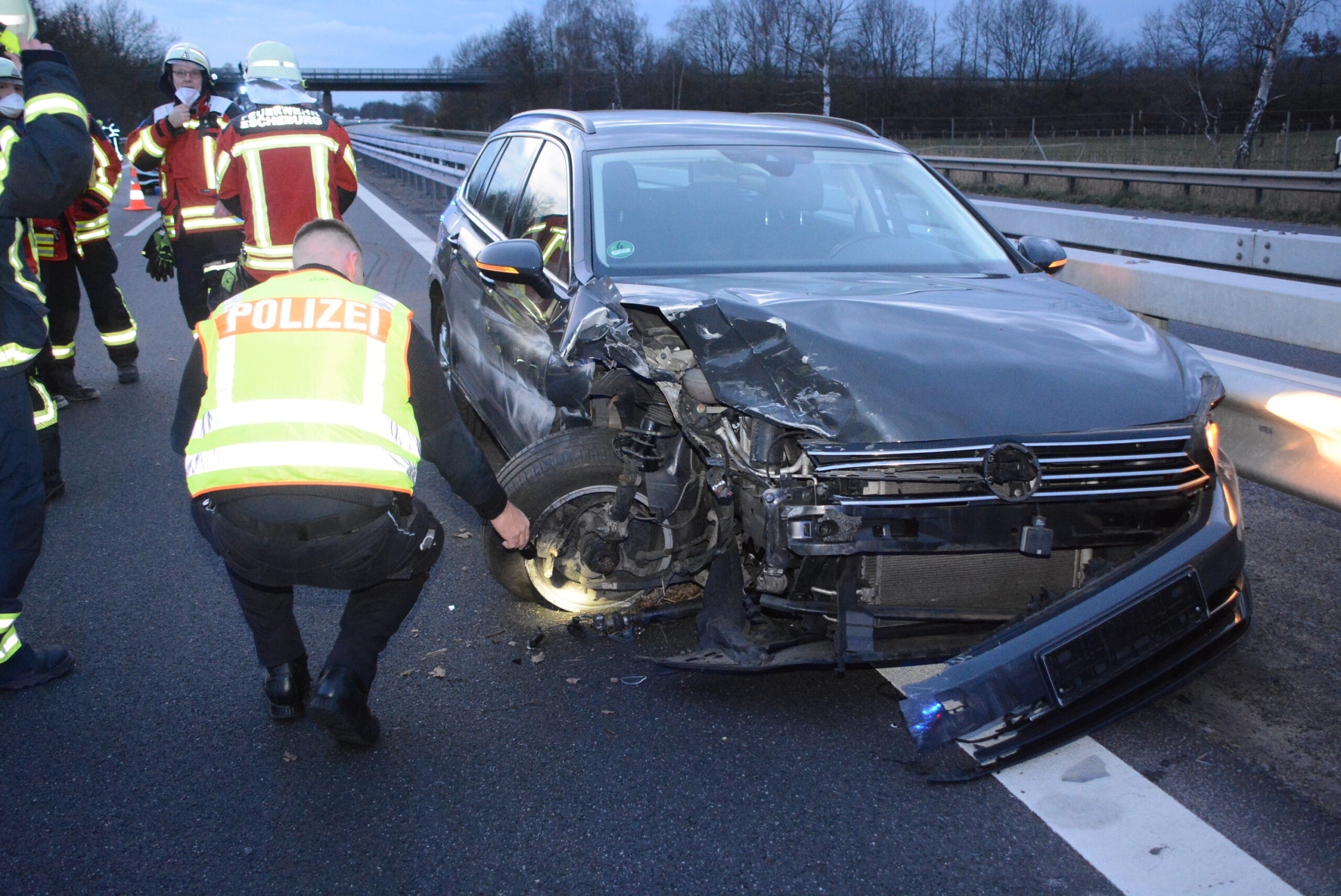 Autounfall auf der A25 am Mittwochabend: Zwei Pkws kollidierten, es gab zwei Verletzte.