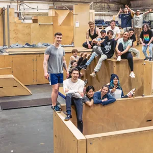 Jugendliche in der Parkour-Halle