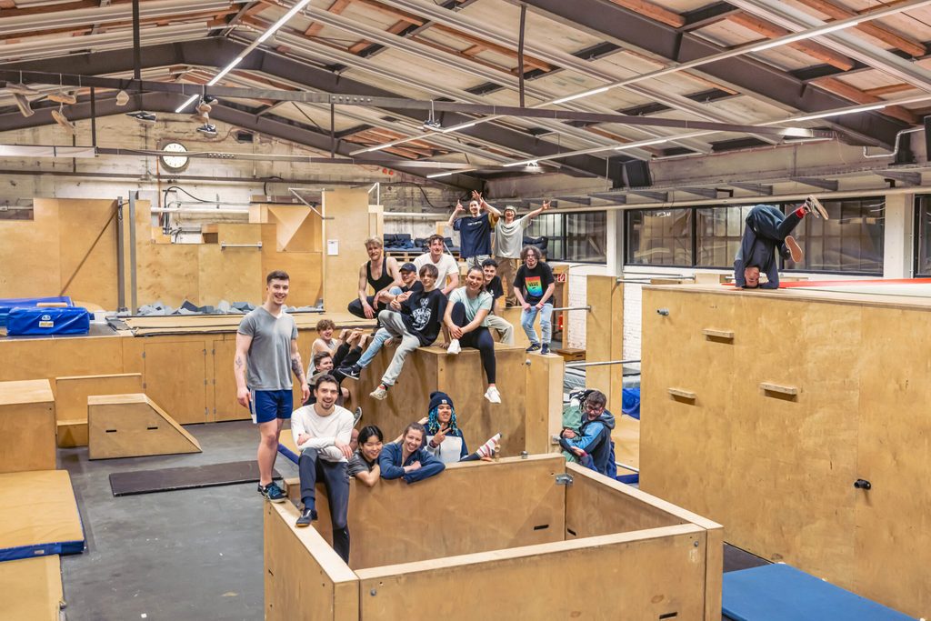 Jugendliche in der Parkour-Halle