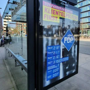 Dieses Plakat des Künstlerkollektivs „Dies Irae“ schmückt eine Bushaltestelle in der Brandstwiete. Es ist ein ironischer Seitenhieb auf das Entlastungspaket der Ampel-Koalition.