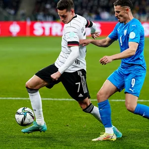 Deutschlands Julian Draxler (l.) kämpft gegen Israels Dolev Haziza um den Ball.