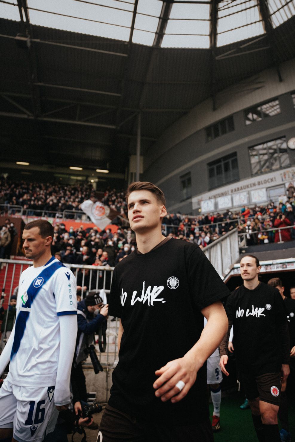 Luca Zander vom FC St. Pauli in dem Soli-Shirt