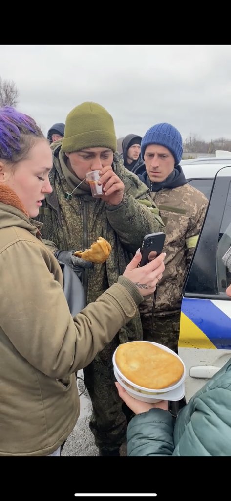 Das Foto einer ukrainischen Journalistin soll zeigen, wie sich ihre Landsleute rührend um einen russischen Soldaten kümmern, der angeblich kapituliert hat.