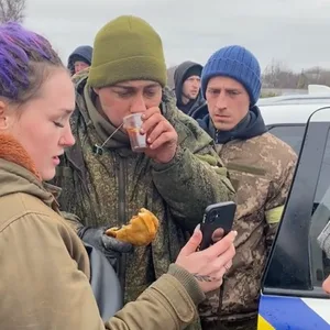 Das Foto einer ukrainischen Journalistin soll zeigen, wie sich ihre Landsleute rührend um einen russischen Soldaten kümmern, der angeblich kapituliert hat.