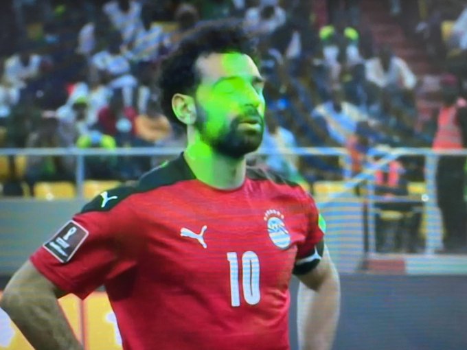 Mohamed Salah wird von Laserpointern geblendet.
