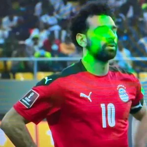 Mohamed Salah wird von Laserpointern geblendet.