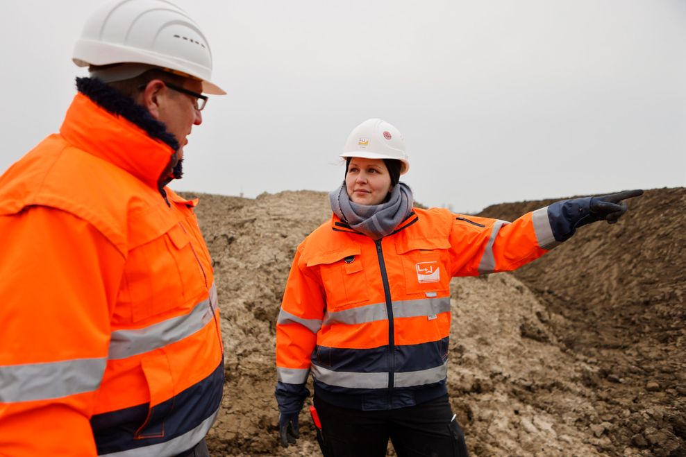 Celine Keidel (r.) und Thomas Weist auf der Baustelle des Ostseetunnels.