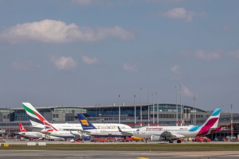 Flugzeuge auf dem Vorfeld am Hamburger Flughafen.
